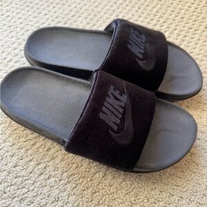 Nike Offcourt Velvet Slides new never worn size 9